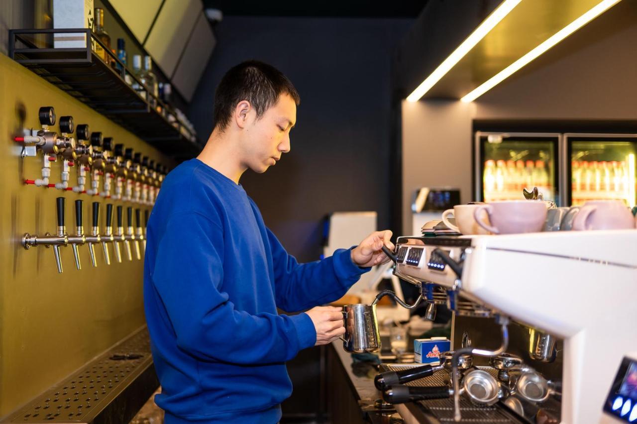 Dayin International Youth - Near East Nanjing Road & People's Square & The Bund -large Social Area -bar -cafe -gym -free Laundry Luggage Storage -24h Front Desk -english Service *