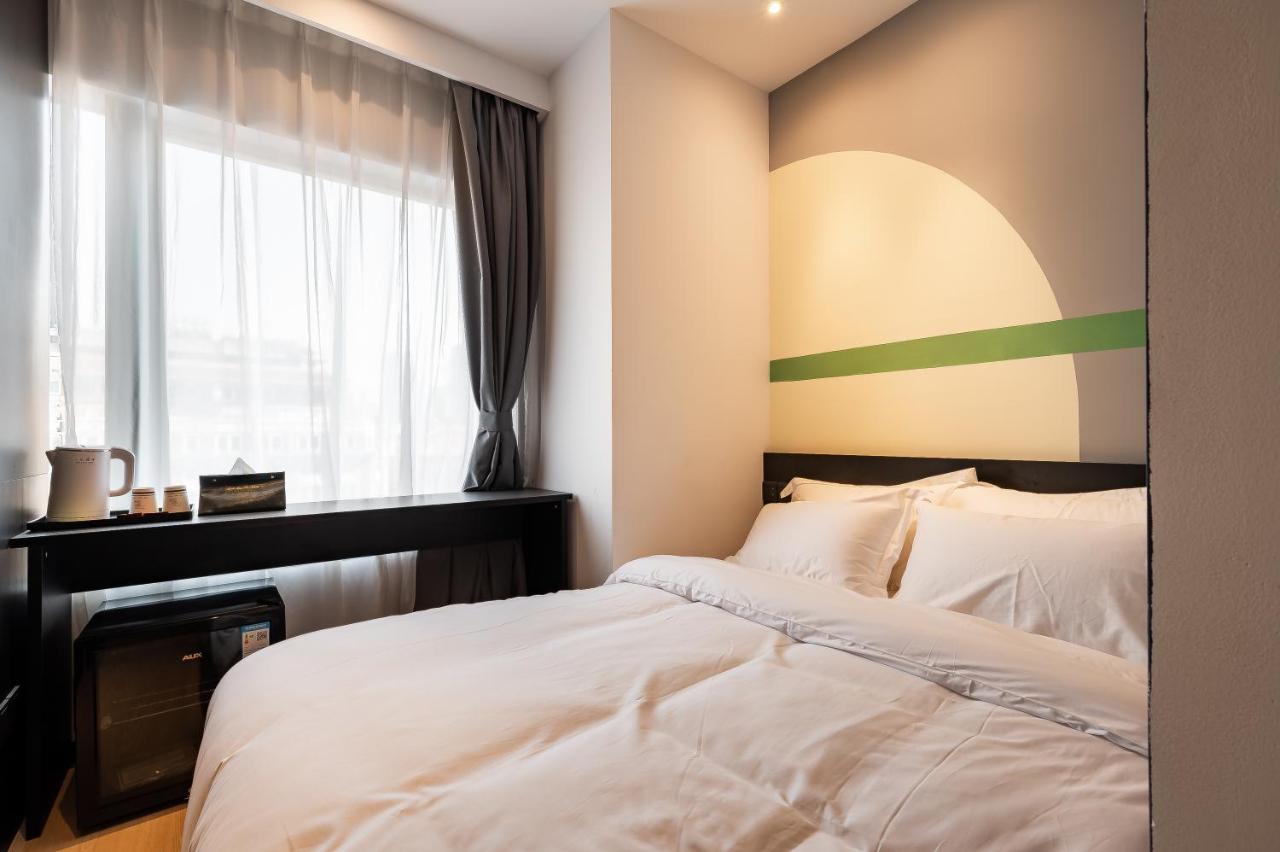 Dayin International Youth - Near East Nanjing Road & People's Square & The Bund -large Social Area -bar -cafe -gym -free Laundry Luggage Storage -24h Front Desk -english Service Hostel
