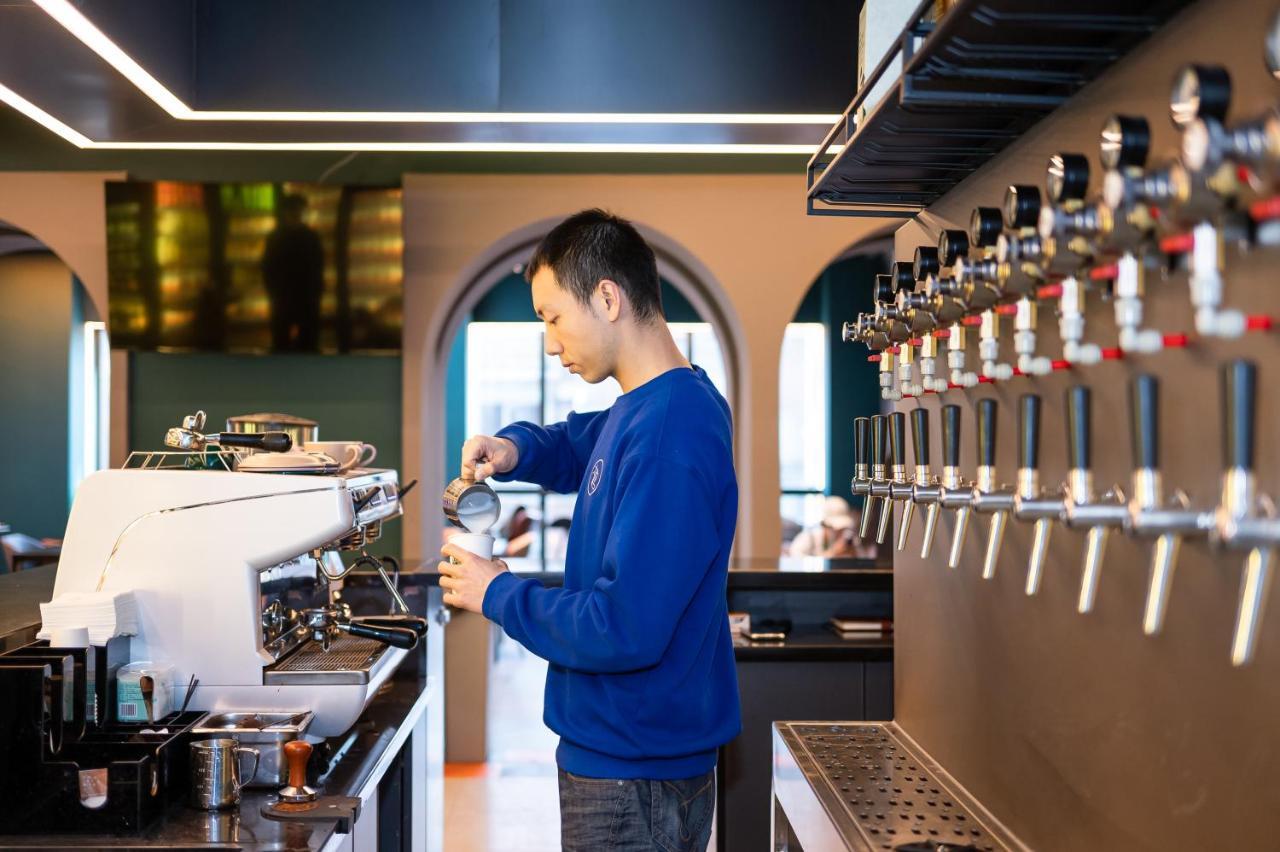 Dayin International Youth - Near East Nanjing Road & People's Square & The Bund -large Social Area -bar -cafe -gym -free Laundry Luggage Storage -24h Front Desk -english Service Hostel