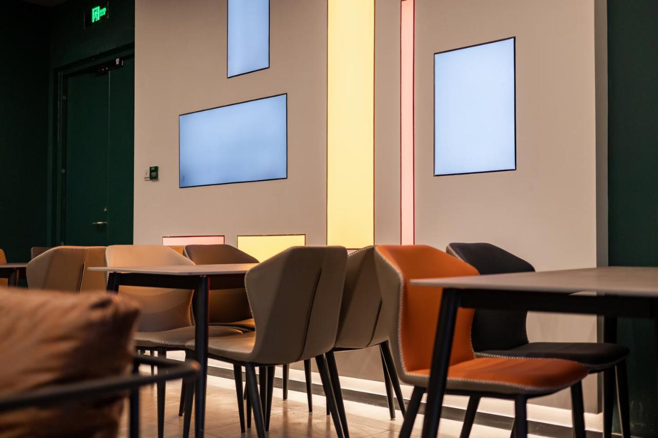 Dayin International Youth - Near East Nanjing Road & People's Square & The Bund -large Social Area -bar -cafe -gym -free Laundry Luggage Storage -24h Front Desk -english Service Hostel Shanghai