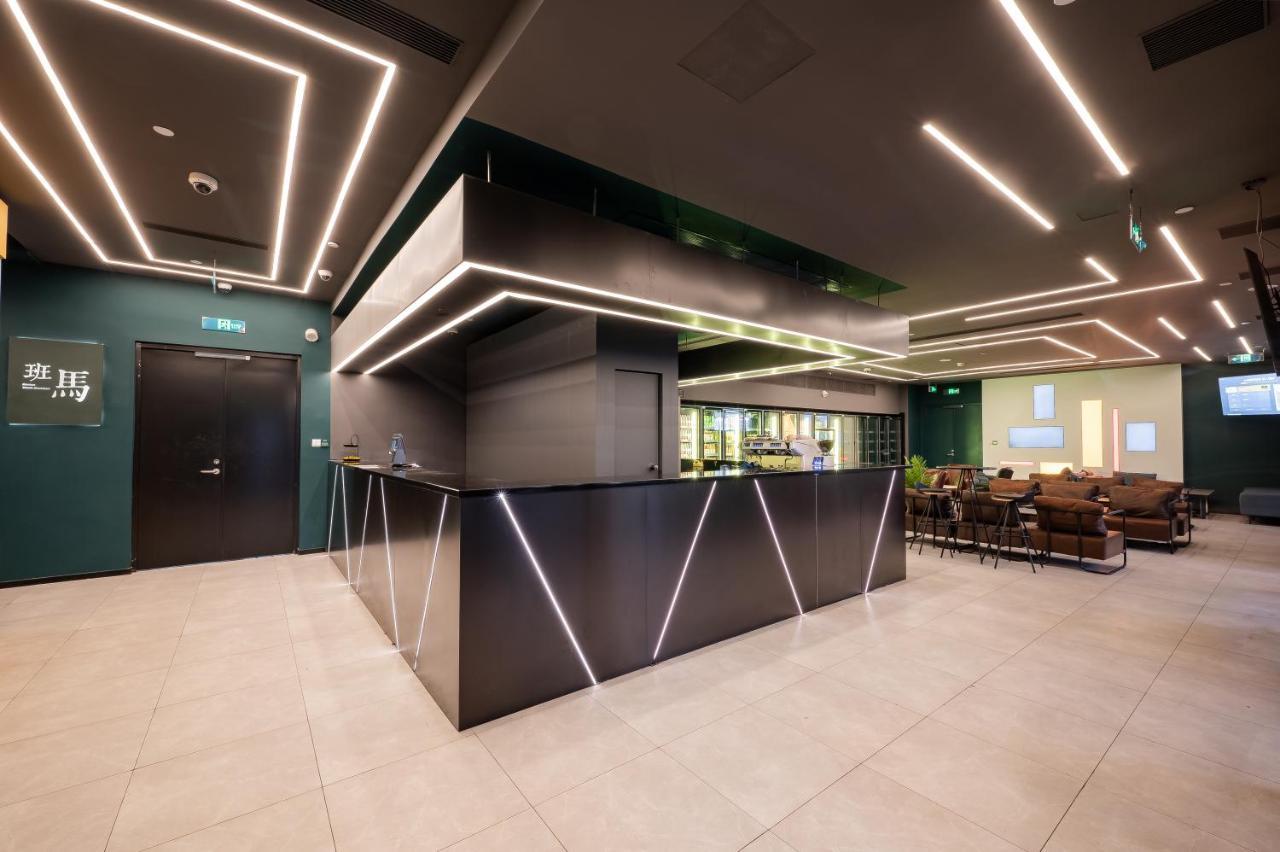 Dayin International Youth - Near East Nanjing Road & People's Square & The Bund -large Social Area -bar -cafe -gym -free Laundry Luggage Storage -24h Front Desk -english Service Hostel Shanghai