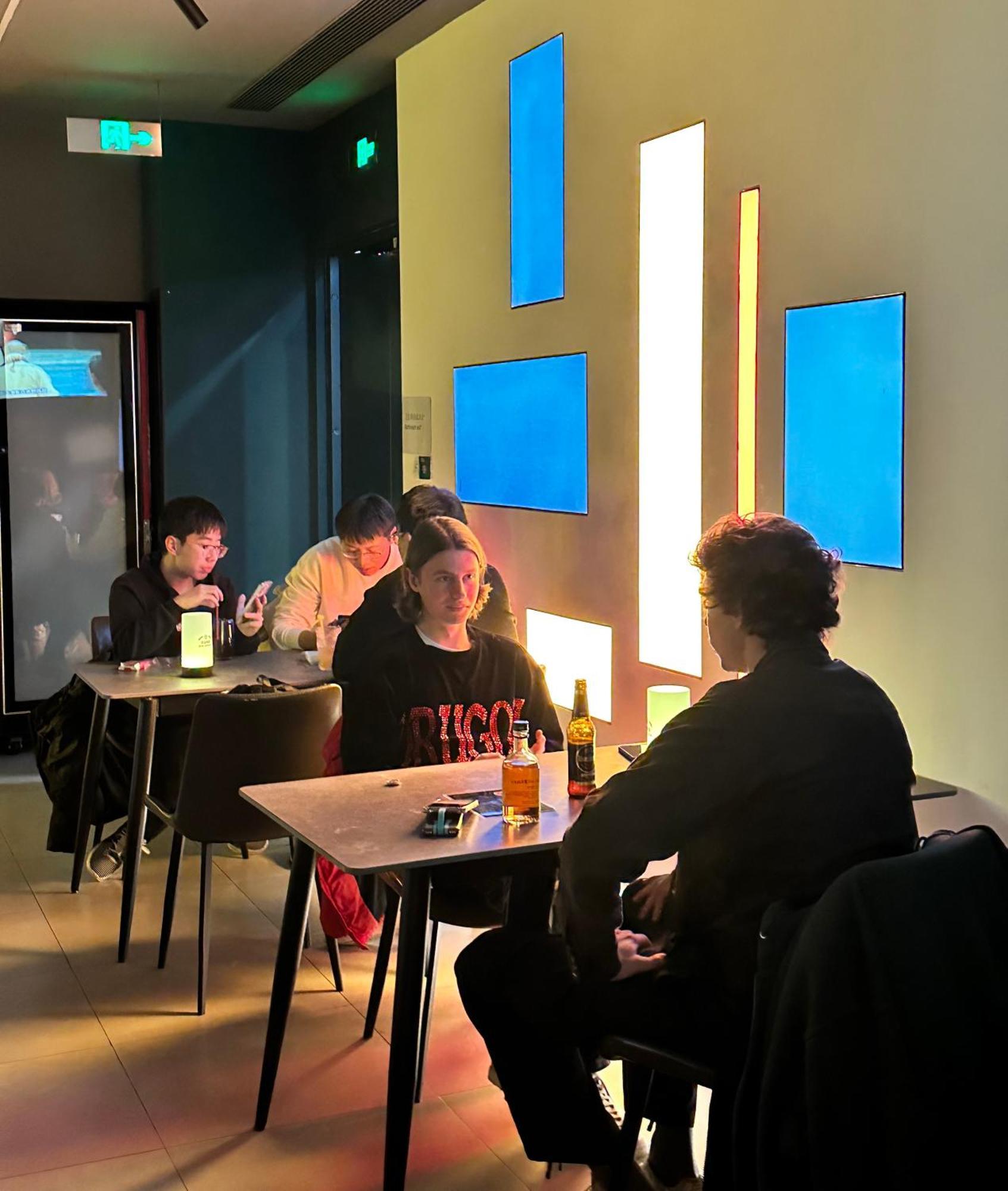 Dayin International Youth - Near East Nanjing Road & People's Square & The Bund -large Social Area -bar -cafe -gym -free Laundry Luggage Storage -24h Front Desk -english Service *