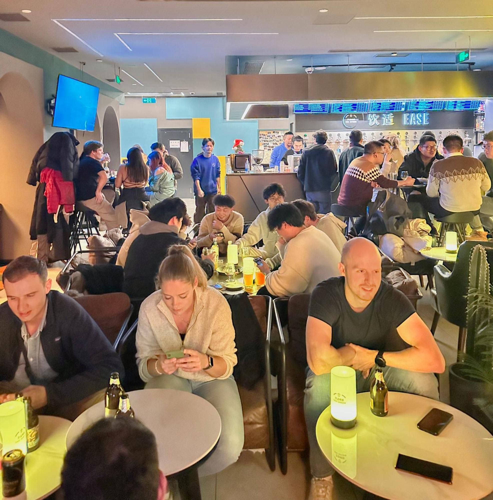 Dayin International Youth - Near East Nanjing Road & People's Square & The Bund -large Social Area -bar -cafe -gym -free Laundry Luggage Storage -24h Front Desk -english Service