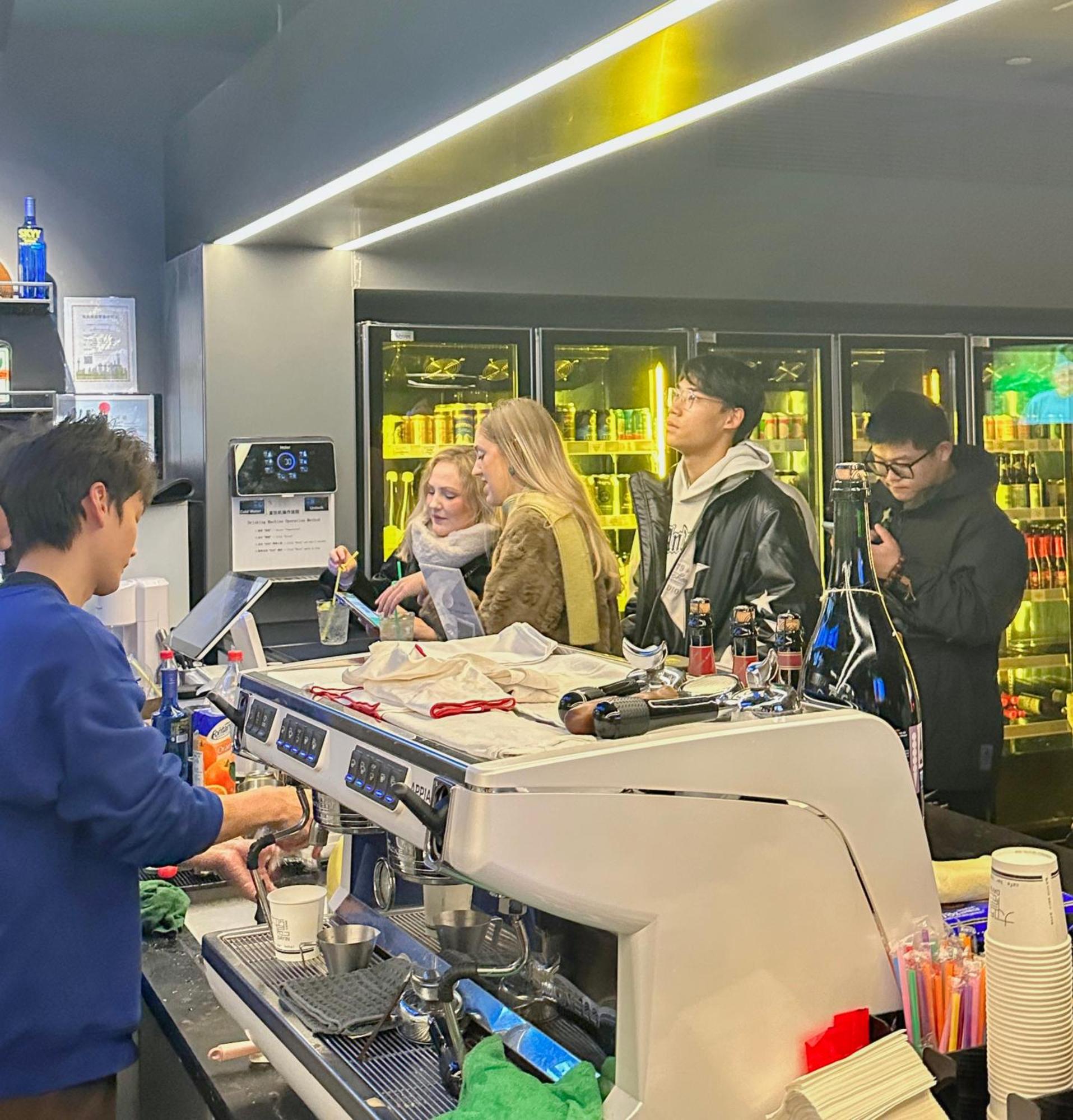 Dayin International Youth - Near East Nanjing Road & People's Square & The Bund -large Social Area -bar -cafe -gym -free Laundry Luggage Storage -24h Front Desk -english Service *
