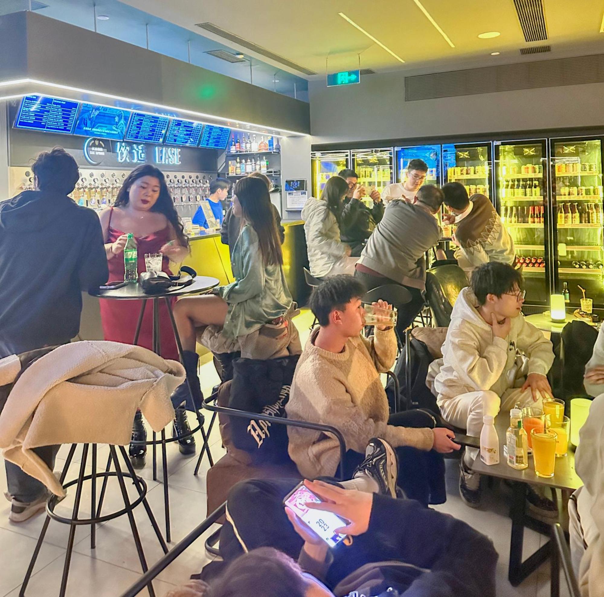 Dayin International Youth - Near East Nanjing Road & People's Square & The Bund -large Social Area -bar -cafe -gym -free Laundry Luggage Storage -24h Front Desk -english Service Hostel Shanghai